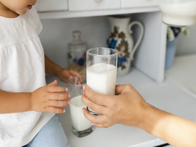 दूध कई आवश्यक पोषक तत्वों का स्रोत है